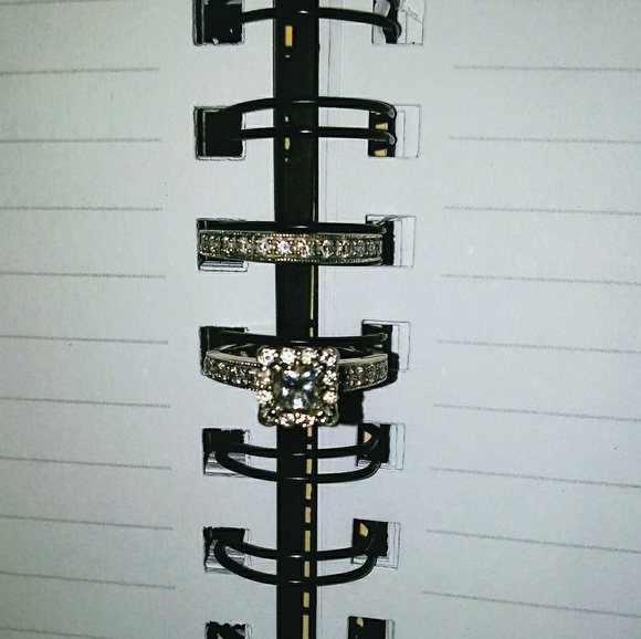 Diamond engagement ring w/ matching diamond band - Picture 1 of 1